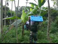 Prajurit TNI beri bantuan untuk korban gempa Cianjur yang berada di perbukitan