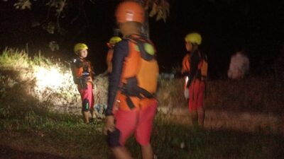 Tim SAR Gabungan Cari Korban Mobil Terjatuh Ke Irigasi