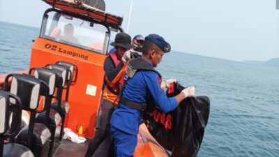 Tim SAR Gabungan Evakuasi Jenazah Anonim di Perairan Pulau Krakatau Kecil