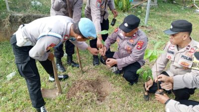 Polsek Bengkunat Polres Pesisir Barat Turut Serta Penanaman Pohon Serentak