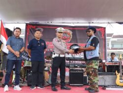 Polres Pesisir Barat Memberikan Helm Standar SNI ke scuter Owner Group