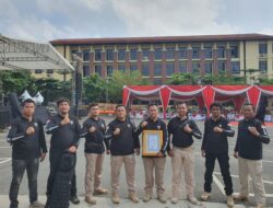 Kapolda Lampung memberikan penghargaan kepada Aiptu Kadar Rahmam S.