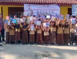 Polsek pesisir Utara Peduli Budaya Literasi Distribusikan Buku Tulis dan Buku Bacaan