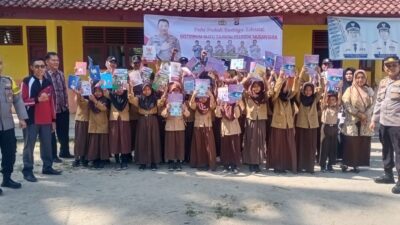 Polsek pesisir Utara Peduli Budaya Literasi Distribusikan Buku Tulis dan Buku Bacaan