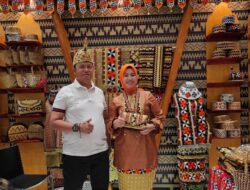 Ketua Dewan Kerajinan Nasional Daerah (Dekranasda) Kabupaten Lampung Barat, Dra. Zelda Naturi Nukman menghadiri Pameran Kerajinan Nusantara (Kriyanusa) Tahun 2023