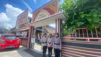 Sholat Jumat Jadi Tenang Dijaga Polwan Polresta Bandar Lampung