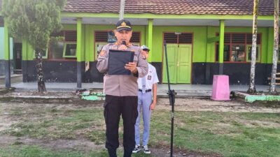 Kapolsek Pesisir Utara menjadi Inspektur upacara bendera di SMAN 1 Lemong
