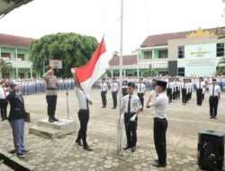 Kapolres Pesisir Barat menjadi Irup Upacara Bendera di SMAN 1 Krui
