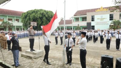 Kapolres Pesisir Barat menjadi Irup Upacara Bendera di SMAN 1 Krui