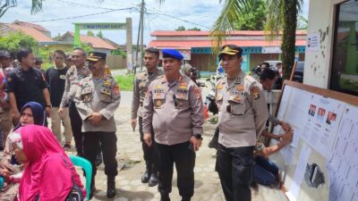 Polres Pesisir Barat Dampingi Pamatwil Polda Cek Pengamanan TPS Pemilu 2024 di Kabupaten Pesisir Barat