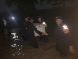Brimob Polda Lampung Respon Cepat Membantu Korban Banjir