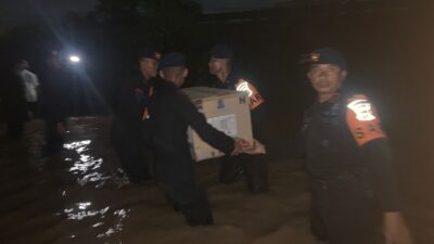 Brimob Polda Lampung Respon Cepat Membantu Korban Banjir