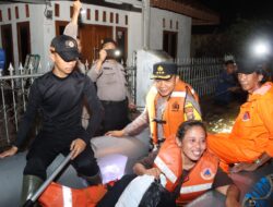 Banjir Di Bandar Lampung, Polresta Bandar Lampung Bergerak Cepat Bantu Evakuasi Warga Di Sejumlah Lokasi