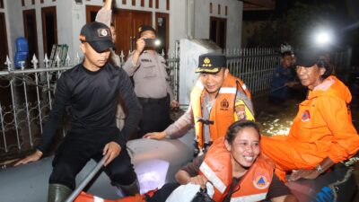 Banjir Di Bandar Lampung, Polresta Bandar Lampung Bergerak Cepat Bantu Evakuasi Warga Di Sejumlah Lokasi
