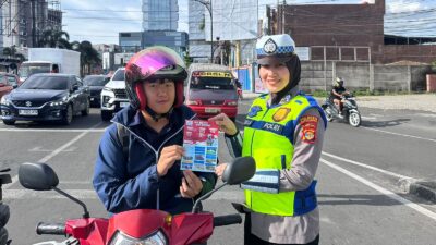 Ops Keselamatan, Sat Lantas Polresta Bandar Lampung Bagikan Pamflet dan Brosur Kepada Pengguna Jalan