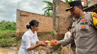 Respon Cepat, Kapolresta Bandar Lampung Turun Langsung Tinjau Dan Bagikan Makanan Di Lokasi Banjir