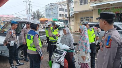 Menjaga Pengunjung Dan Pedagang Agar Tertib Berlalu Lintas, Ops Keselamatan Krakatau Turun Ke Pasar Tradisional