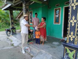 Sat Intelkam Polres Pesisir Barat Berbagi Takjil Dengan Cara Door To Door Kepada Masyarakat