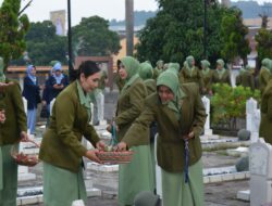 Peringati HUT Persit Kartika Chandra Kirana Ke -78 Dan Dharma Pertiwi Ke-60, Ketua Persit Kartika Chandra Kirana Koorcab Rem 043 PD II/Swj Pimpin Ziarah Ke Makam Pahlawan