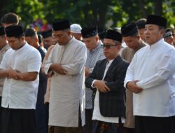 Danrem 043/Gatam Bersama Masyarakat Bandar Lampung, Sholat Idul Fitri 1445 H Di Lapangan Saburai