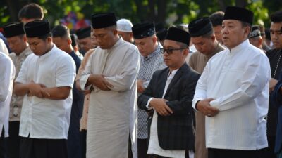 Danrem 043/Gatam Bersama Masyarakat Bandar Lampung, Sholat Idul Fitri 1445 H Di Lapangan Saburai