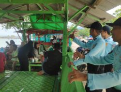 Berikan Rasa Aman dan Nyaman Libur Lebaran, Personil Ditpamobvit Polda Lampung Lakukan Patroli di Pantai