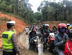 Polisi Berjibaku Mengatur Lalu Lintas di Lokasi Longsor Km 17 di Lampung Barat