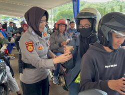 Polisi di Bandar Lampung Bagikan Air Mineral dan Kopi Ke Pemudik di Pelabuhan Panjang