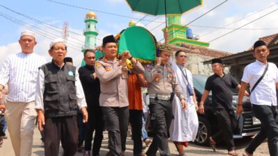 Antarkan Ke Peristirahatan Terakhirnya, Kapolresta Bandar Lampung Ikut Usung Keranda Jenazah Tokoh Kharismatik NU Lampung K.H. M. Arief Mahya
