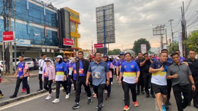Bersama Gubernur Dan Ketua Harian KONI Provinsi Lampung, Danrem 043/Gatam Lepas Peserta Jalan Sehat Dan Lomba Lari Gubernur Run Lampung.