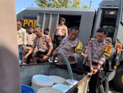 Kerahkan Water Canon, Polisi Bantu Warga Yang Kesulitan Air Bersih di Bandar Lampung