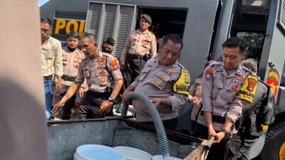 Kerahkan Water Canon, Polisi Bantu Warga Yang Kesulitan Air Bersih di Bandar Lampung