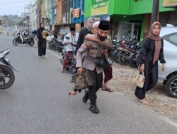 Aksi Polisi di Bandar Lampung Gendong Warga Disabilitas Yang Akan Solat Ied