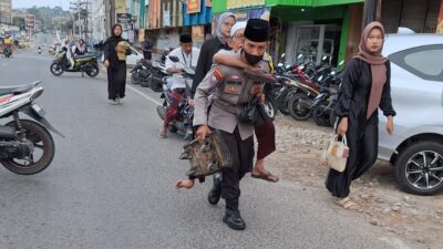 Aksi Polisi di Bandar Lampung Gendong Warga Disabilitas Yang Akan Solat Ied