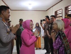 Bedah Rumah, Warakawuri Polri Terharu Terima Kunci Rumah Layak Huni Dari Kapolresta Bandar Lampung