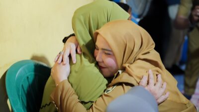 Walikota Eva Dwiana Melayat dan Salurkan Santunan Uang Duka Korban Kecelakaan Kerja