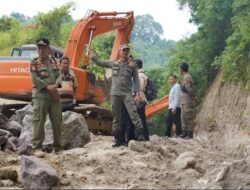 Sejumlah Personel Satgas Bencana Berjibaku Lakukan Perbaikan Cegah Banjir Susulan