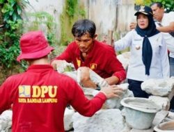 Walikota Bandar Lampung Bantu Korban Terdampak Banjir