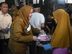 Walikota Beri Bantuan Korban Banjir di Kota Tapis Berseri