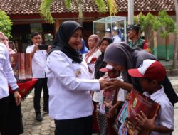 Bunda Eva Salurkan Bantuan Perlengkapan Sekolah SD dan SMP Se- Bandar Lampung