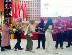 Walikota Eva Dwiana Serahkan Insentif Relawan Perempuan Dan Anak Di Bandar Lampung Walikota Bandar