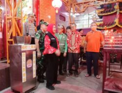 Walikota Bandar Lampung Eva Dwiana Kunjungi Vihara Thai Hin Bio Pada Malam Perayaan Imlek 2024