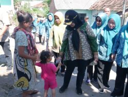 Walikota Bandar Lampung, Eva Dwiana Langsung Membagikan Bantuan Untuk Korban Bencana