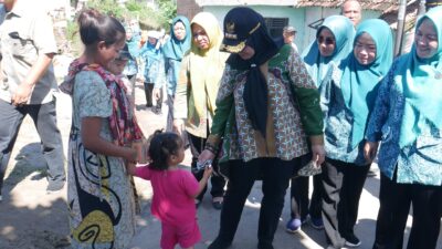 Walikota Bandar Lampung, Eva Dwiana Langsung Membagikan Bantuan Untuk Korban Bencana