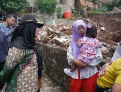 Walikota Eva Dwiana meninjau lokasi Rumah yang Hancur Terkena Longsor