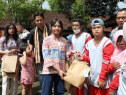 Hangat dan Penuh Empati, Bupati Egi Sambangi SLB Negeri Sidomulyo Bersama Tiga Putrinya.