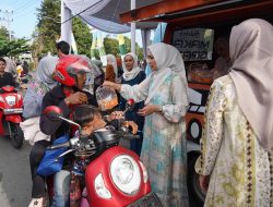 TP. PKK Provinsi Lampung Bersama DWP Bagikan 500 Paket Takjil di Hari Terakhir Kegiatan Ramadan Berbagi