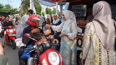 TP. PKK Provinsi Lampung Bersama DWP Bagikan 500 Paket Takjil di Hari Terakhir Kegiatan Ramadan Berbagi