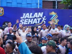 Wali Kota Bandar Lampung Eva Dwiana membuka kegiatan jalan sehat dalam rangka HUT ke-344 Kota Bandar Lampung di kawasan Tugu Adipura