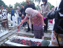 Wali Kota Bandar Lampung beserta Jajaran Forkopimda Kota Bandar Lampung melaksanakan Ziarah Tabur Bunga dalam rangka HUT Kota Bandar Lampung
